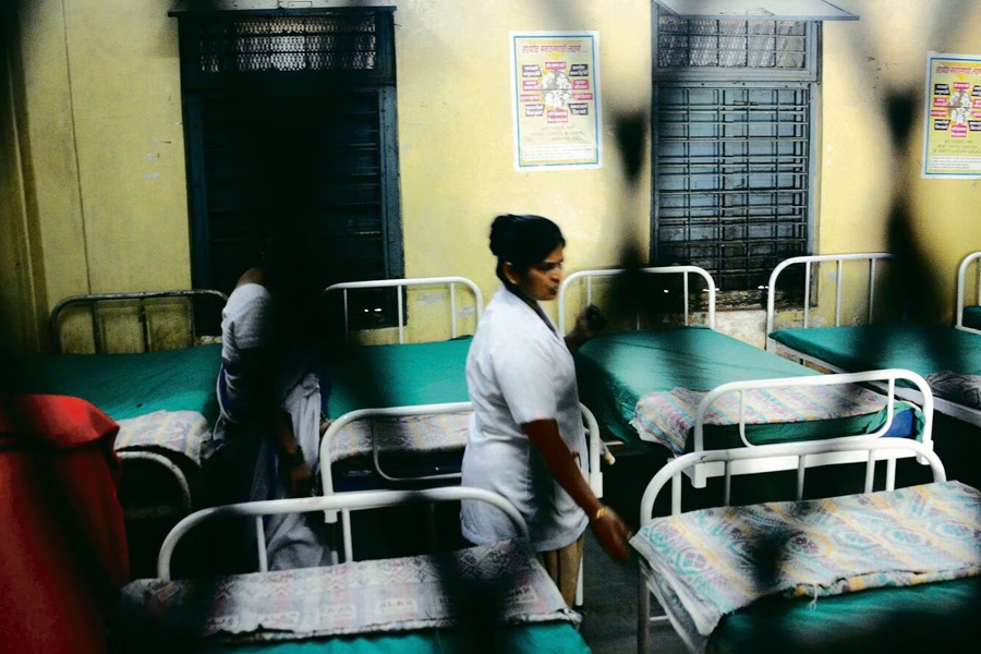 UP hospital refused to admit pregnant woman, gives birth at gate, baby dies | Sangbad Pratidin