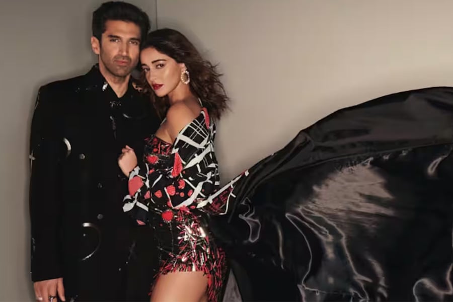 Ananya Panday, Aditya Roy Kapur's ice skating pic from London holiday goes viral| Sangbad Pratidin