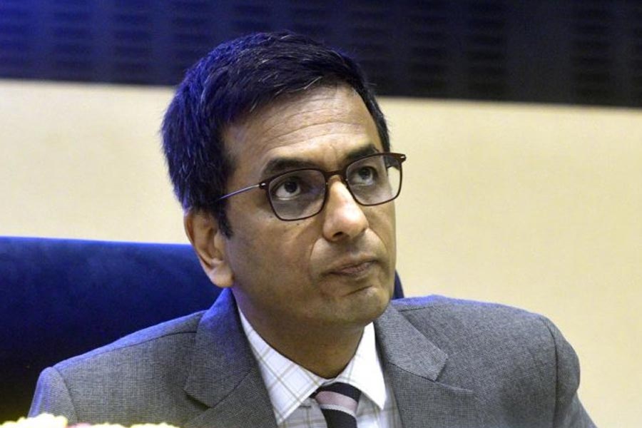 DY Chandrachud cautioned a lawyer during a heated exchange over the listing of a petition | Sangbad Pratidin