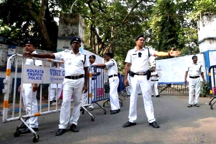 Police officers allegedly beaten up by locals at Entally | Sangbad Pratidin