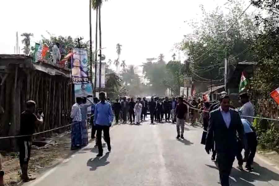 জয়নগরের সভার আগে জনসংযোগ, হেলিপ্যাড থেকে দেড় কিমি হেঁটে মঞ্চে মমতা