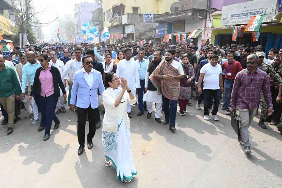 CM Mamata Banerjee admitted an old man to a hospital । Sangbad Pratidin