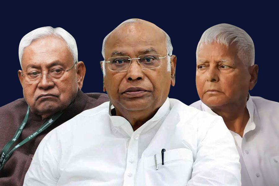 Congress Moves To Woo 'Upset' Nitish Kumar; Kharge Holds Meeting With Bihar CM | Sangbad Pratidin