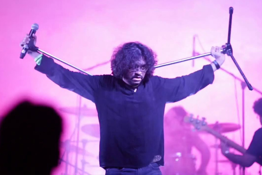 lathicarge at Rupam Islam's Show at Dumdum Sangeet Mela| Sangbad Pratidin