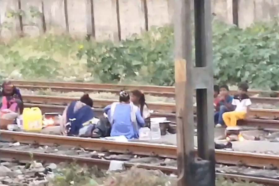 Video shows people cooking food on train tracks near Mumbai। Sangbad Pratidin