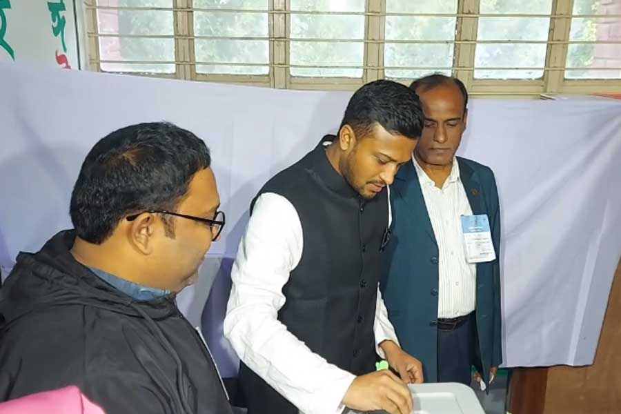 Cricketer Shakib Al Hasan casts vote। Sangbad Pratidin