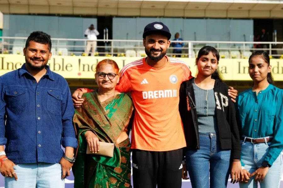 Akash Deep's mother Laduma Devi thrilled with son's India debut against England। Sangbad Pratidin