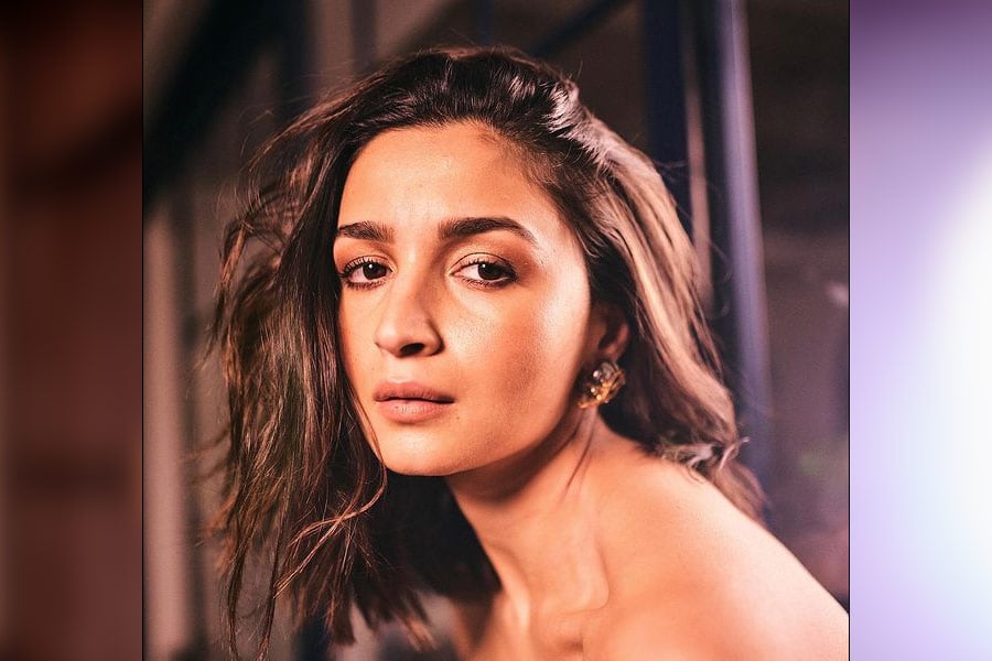 Alia Bhatt Gets Angry At Paps For Entering Building Premises