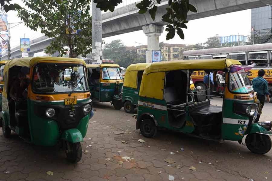 Auto drivers protest at Ruby crossing, passengers in trouble । Sangbad Pratidin