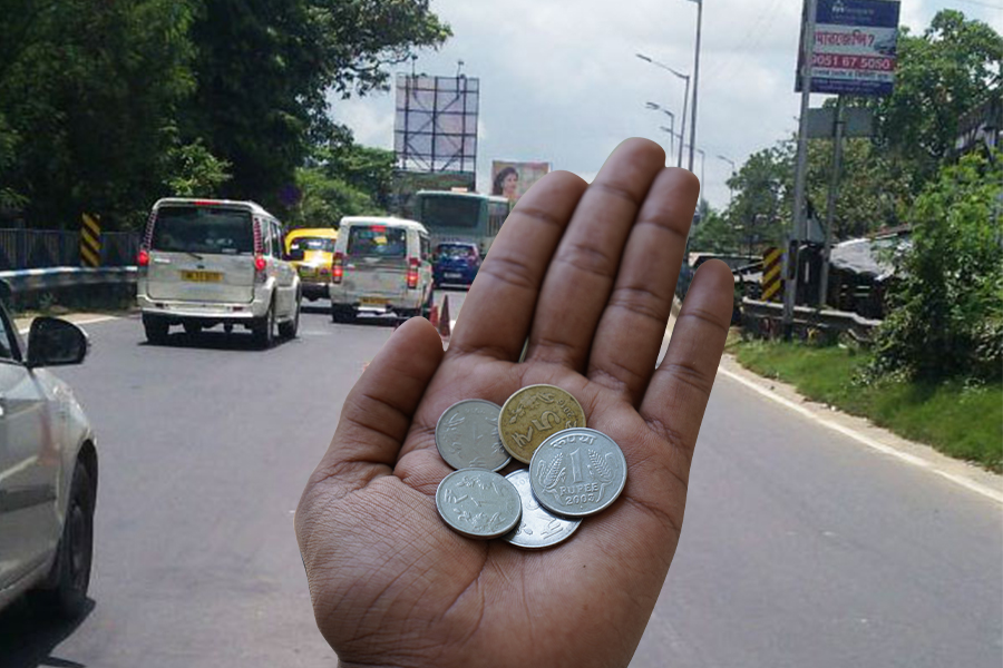 Crowd gathered in roads of howrah to collect coins। Sangbad Pratidin