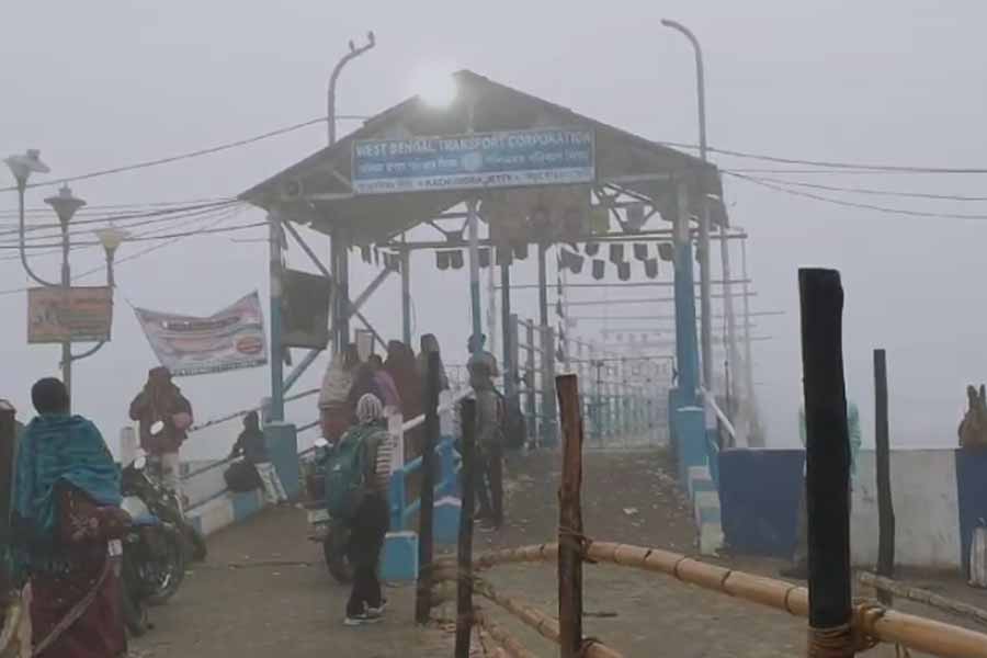 Dense fog envelops West Bengal, flights and train services disrupted । Sangbad Pratidin