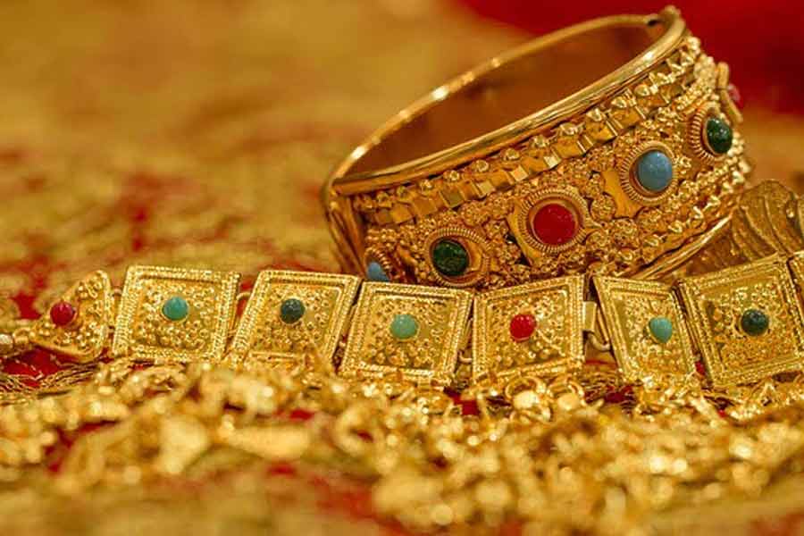 Kolkata youth arrested for allegedly theft his mother-in-law's jewellery । Sangbad Pratidin