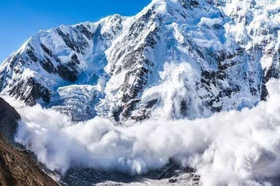 Russian foreigner dead and 5 rescued after avalanche hits Jammu and Kashmir | Sangbad Pratidin