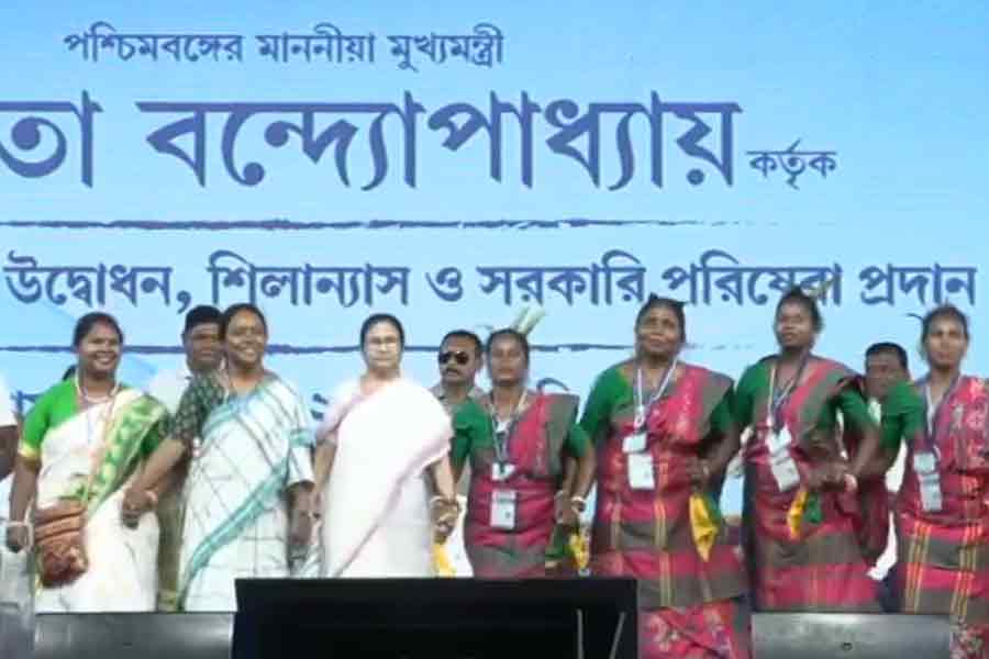 Mamata Banerjee dances with Birbaha Hansda in Jhargram | Sangbad Pratidin