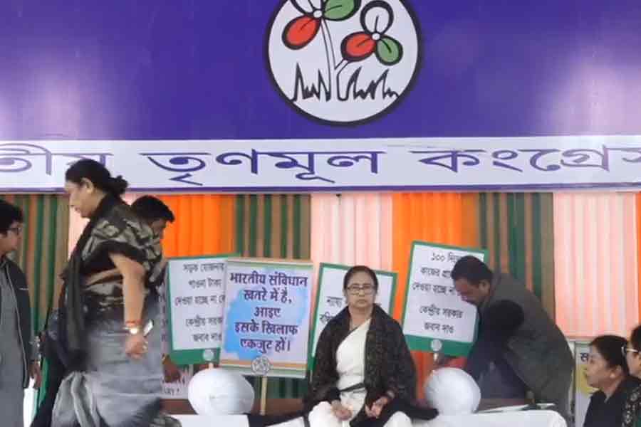 Mamata Banerjee starts dharna at Red Road | Sangbad Pratidin