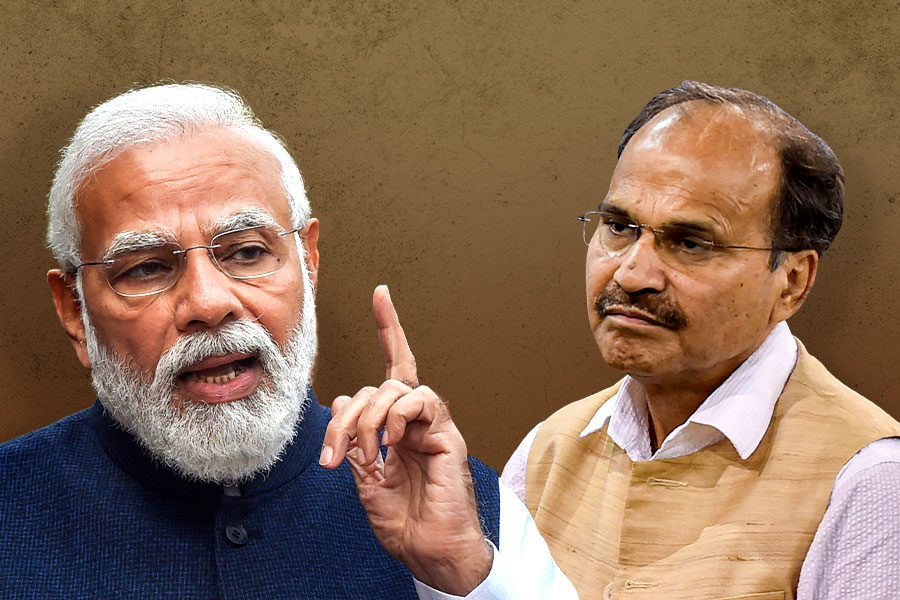 Narendra Modi takes hit at Congress, banks on disgruntled Adhir | Sangbad Pratidin