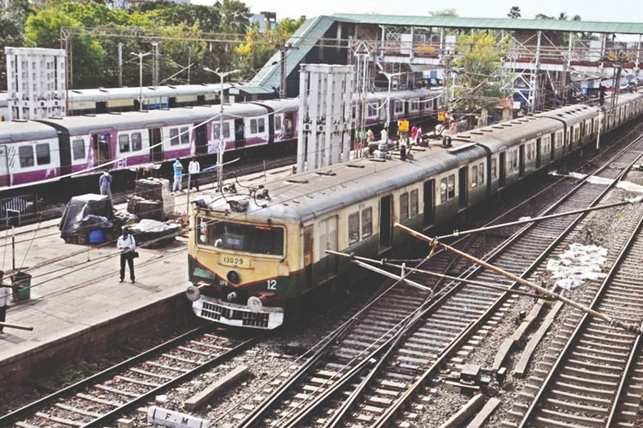 Eastern Rly to increase length of 4 platforms of Howrah Sealdah Station| Sangbad Pratidin