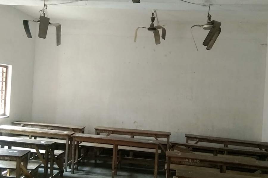 Madhyamik candidates allegedly ransack school in North Dinajpur । Sangbad Pratidin