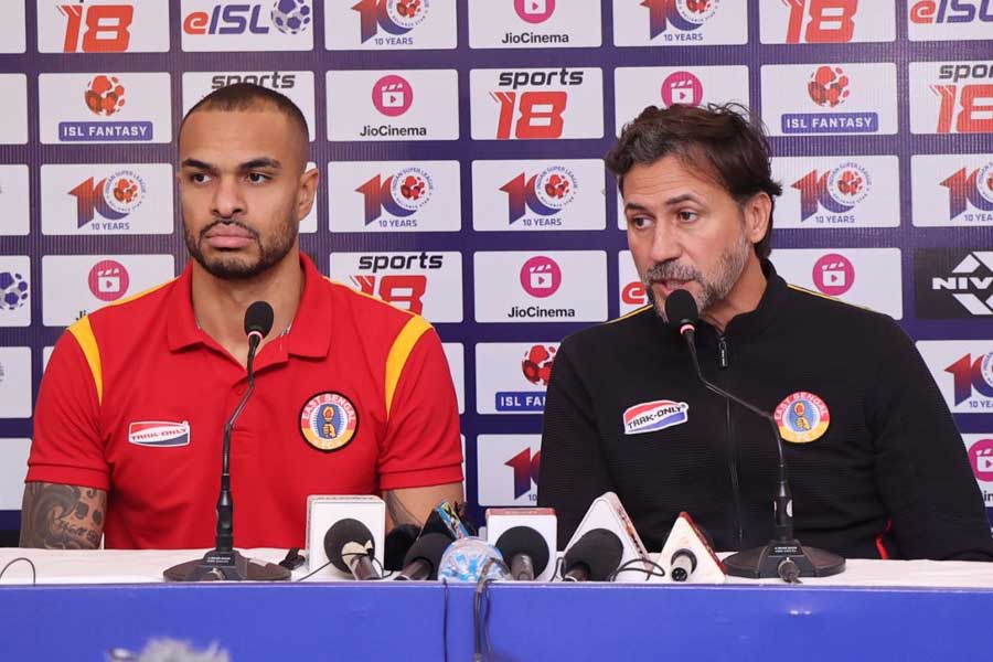 East Bengal coach Carles Cuadrat is feeling pressure ahead of Mumbai City FC match in ISL । Sangbad Pratidin