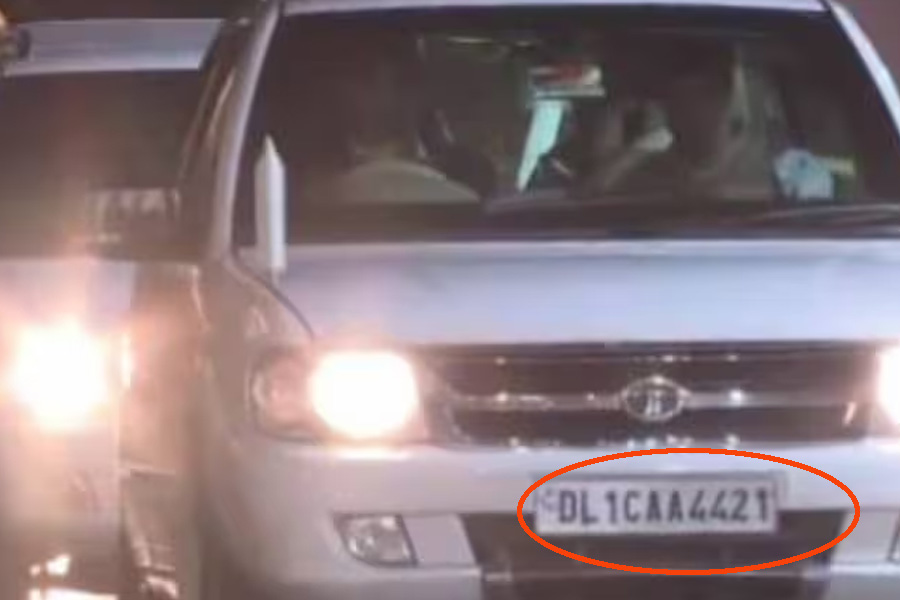 Ahead of likely CAA rollout, Amit Shah's car number plate photo goes viral | Sangbad Pratidin