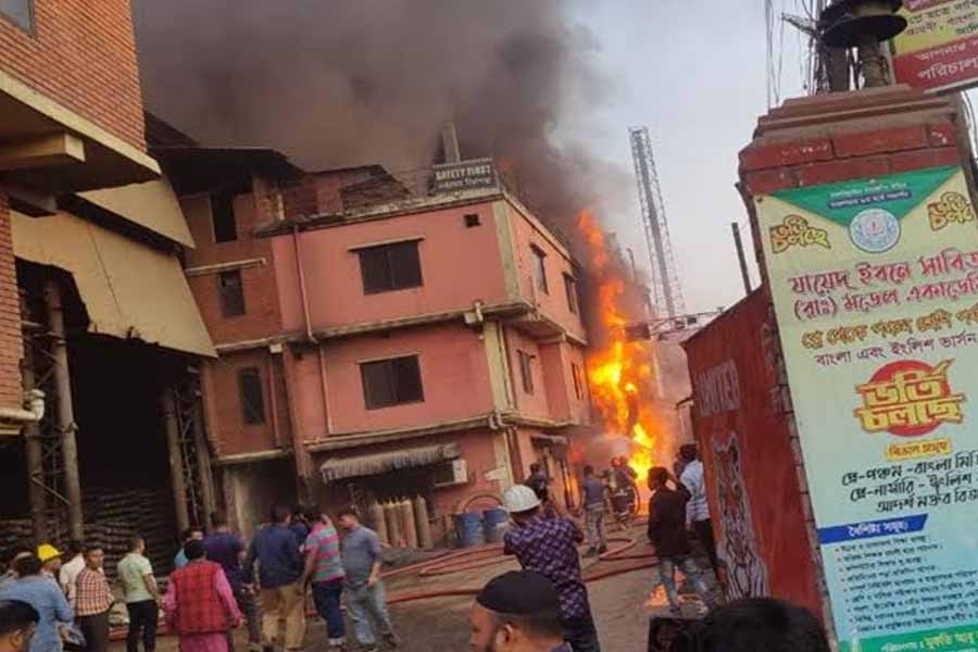 Massive fire broke out at severel places of Dhaka