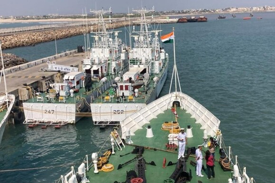6 Pakistani arrested at Gujarat coast with Rupees 450 crore-worth drugs