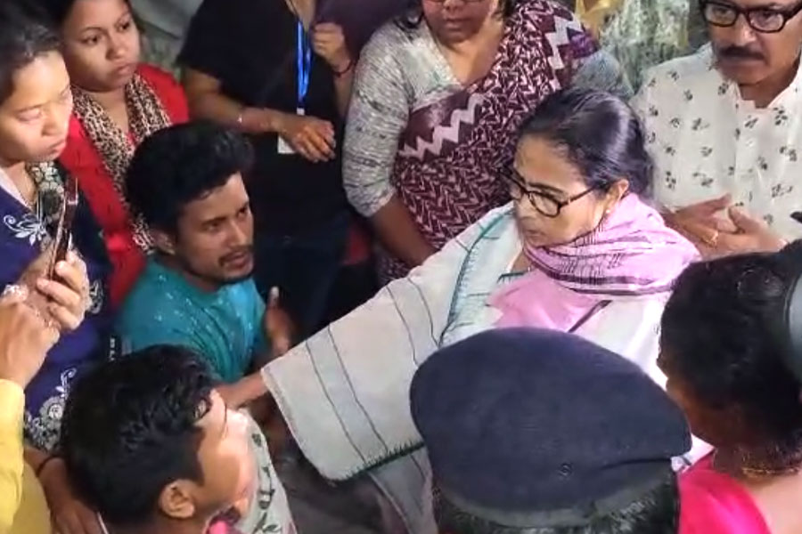 Mamata Banerjee met family of dead persons in Jalpaiguri