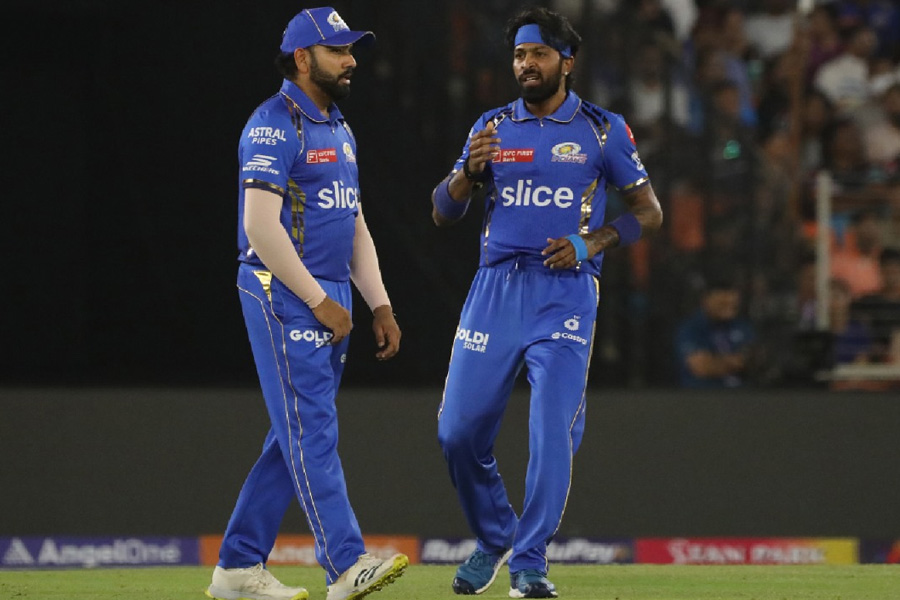 Fans of Rohit Sharma and Hardik Pandya fights in stadium