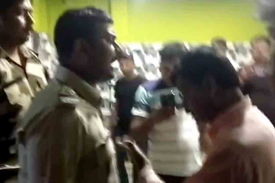 Police BJP MLA verbal spat in Bhupatinagar