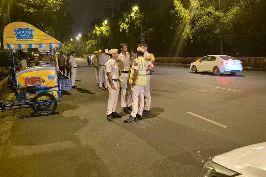 Youth murdered by throwing down from 8 floor at Delhi, 2 arrest