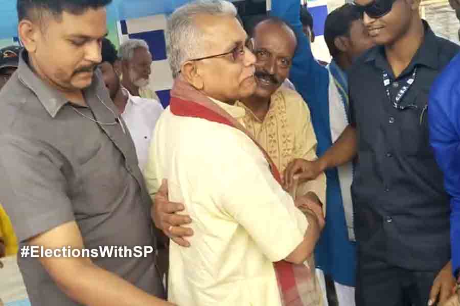 Dilip Ghosh hugs TMC workers in Bardhaman