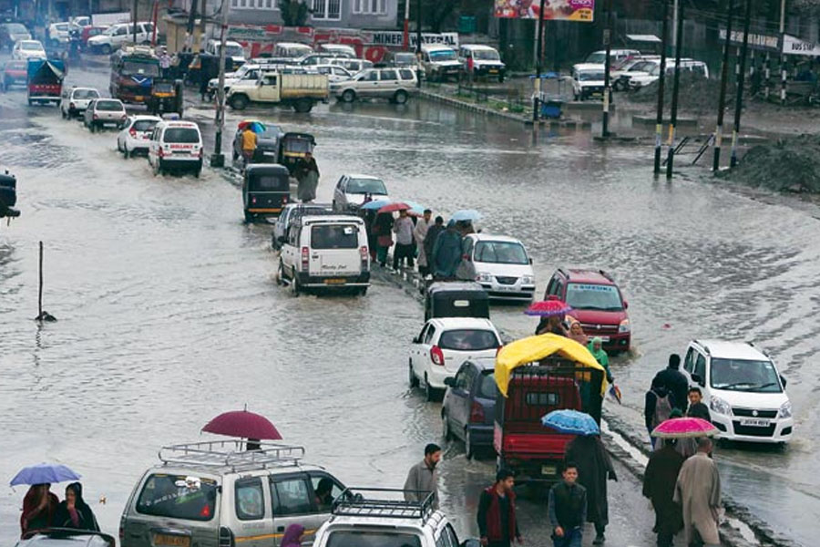 Heavy rain in Jammu and Kashmir, several houses were damaged due to a landslide