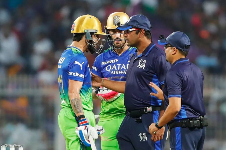 RCB star Virat Kohli looses his cool after umpire says out against KKR