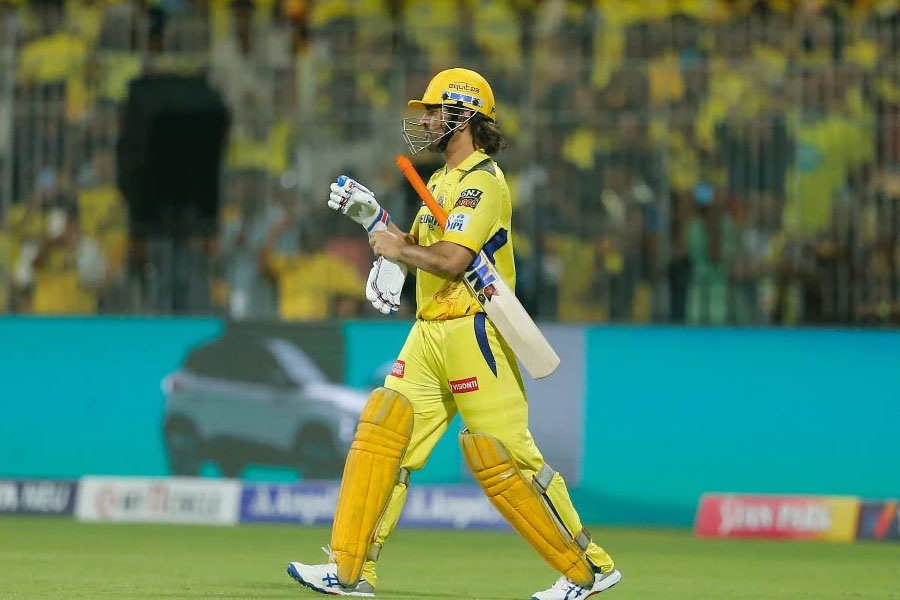 Michael Hussey hopes MS Dhoni will continue playing for another couple of years