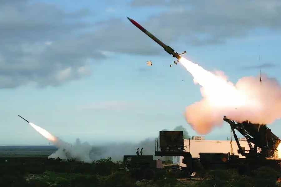 Iran unveils new weapon system to take US fighter jets