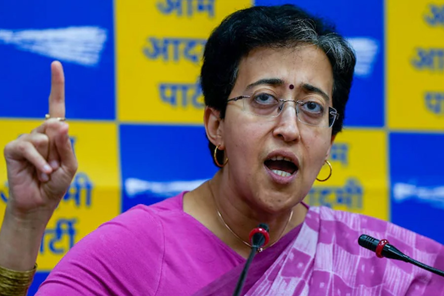 Hours Before Delhi Elections, Two Employees Of CM's Office Detained With 5 Lakh Cash