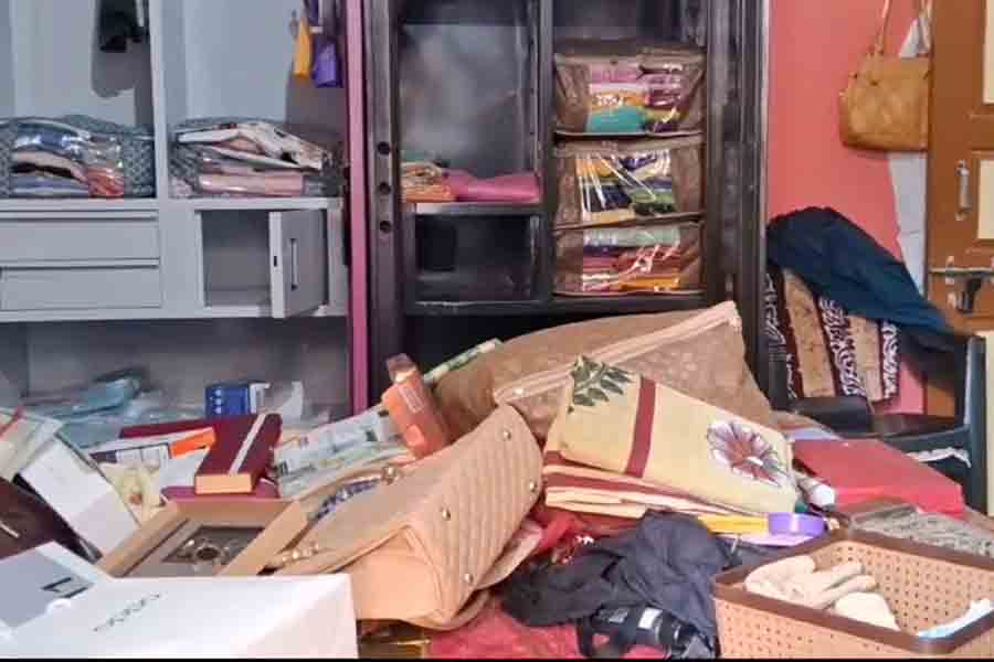 1.5 Lacs and gold theft from Durgapur houses
