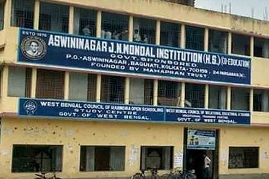 Head Teacher of J N Mandal accused of using fake certificate