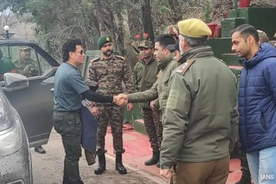 Guard In Sachin Tendulkar's VVIP Security Shoots Self