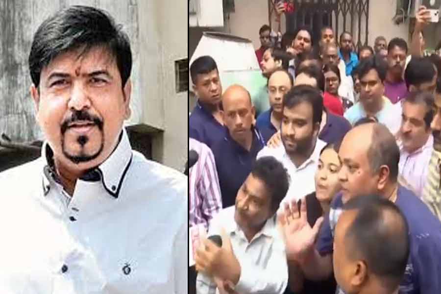 Kolkata: Lawyer agitates in front of minister Sujit Bose