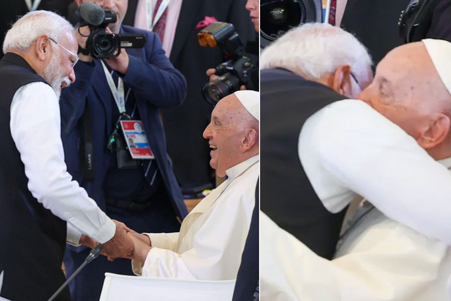 PM Narendra Modi met Pope Francis during G-7 Summit in Italy and invited him in India