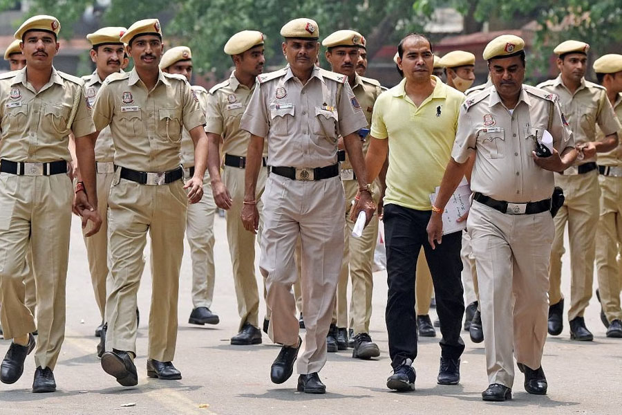Thief steals car with kids inside demands rs 50 lakh at Delhi