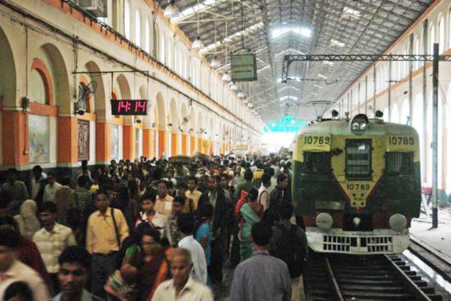 Sealdah Station: 5 platforms are closed in Sealdah, causing problem to passengers