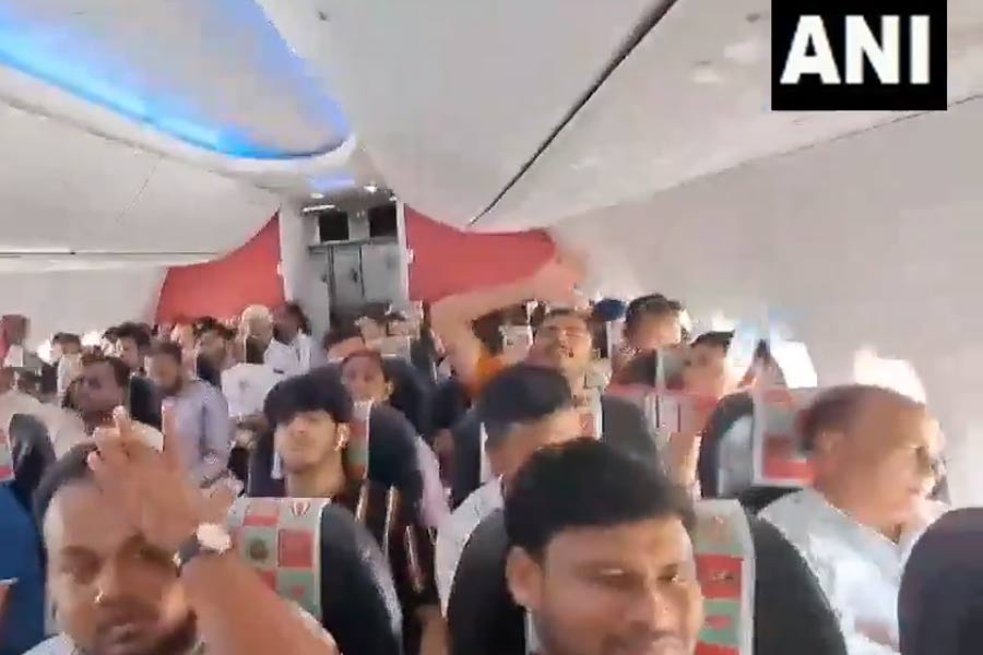 No AC amid heatwave, SpiceJet passengers wait inside flight