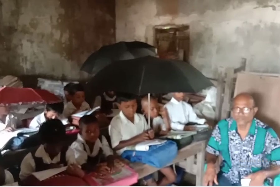 Student of Hingalganj are panic because for ceiling fall in classroom
