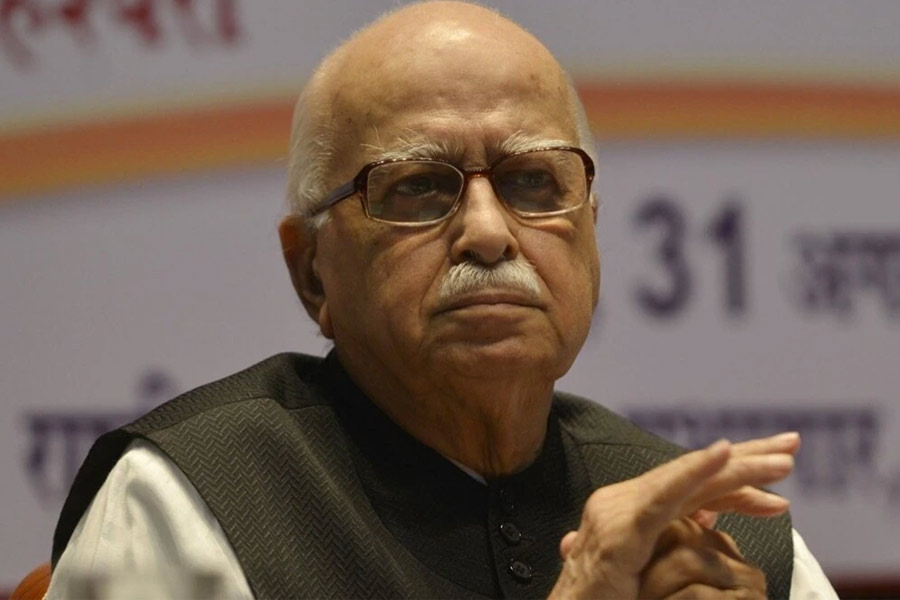 Lal Krishna Advani ill, hospitalized