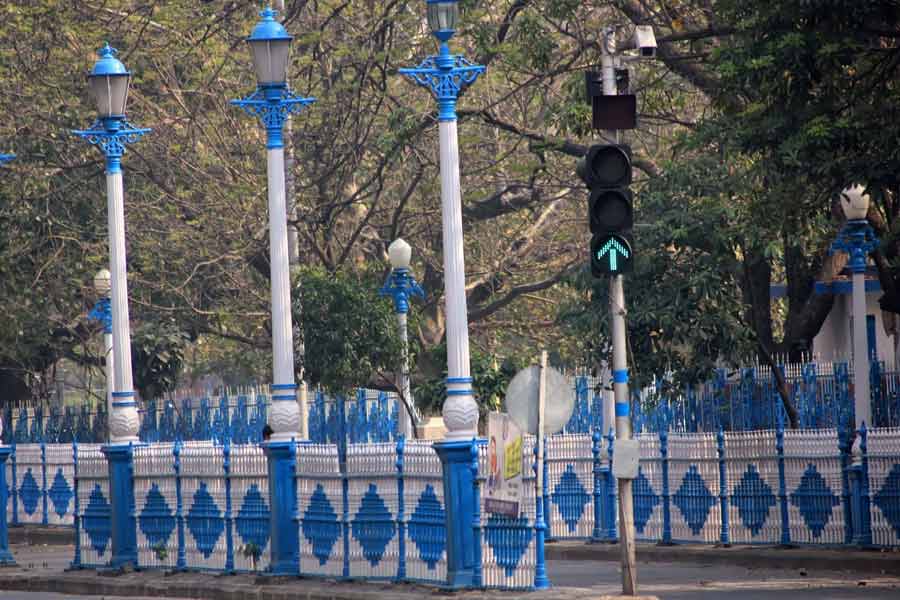 KMC will earthing 3 lakh light posts before monsoon