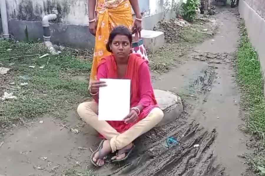 A woman of Nadia stages dharna infront of husband's house