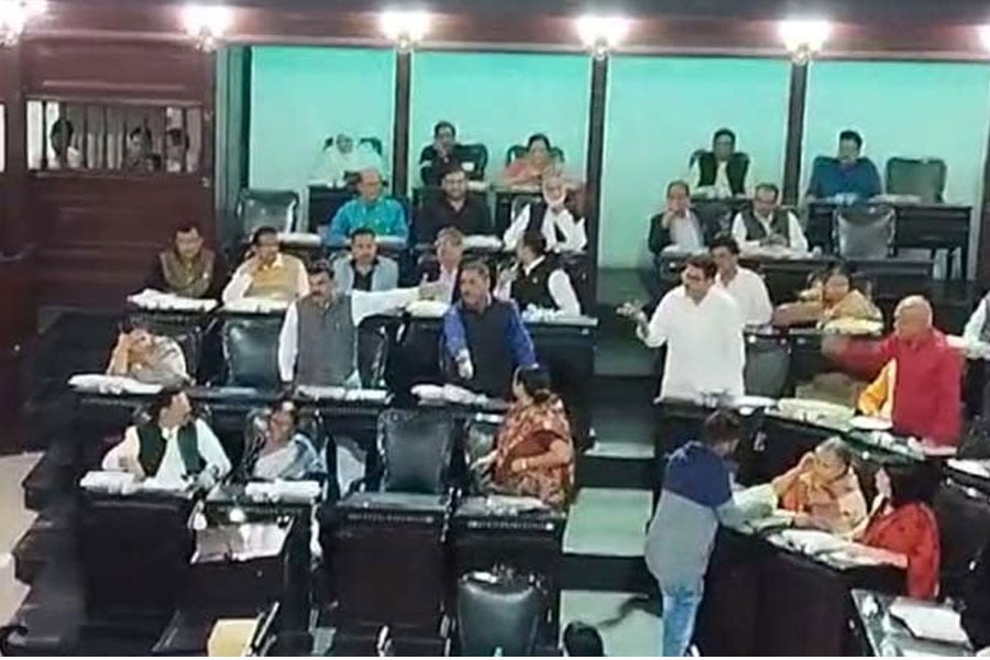 KMC Mayor Firhad Hakim stops BJP councilor who continued to speak in Hindi by appealing to speak in Bengali language