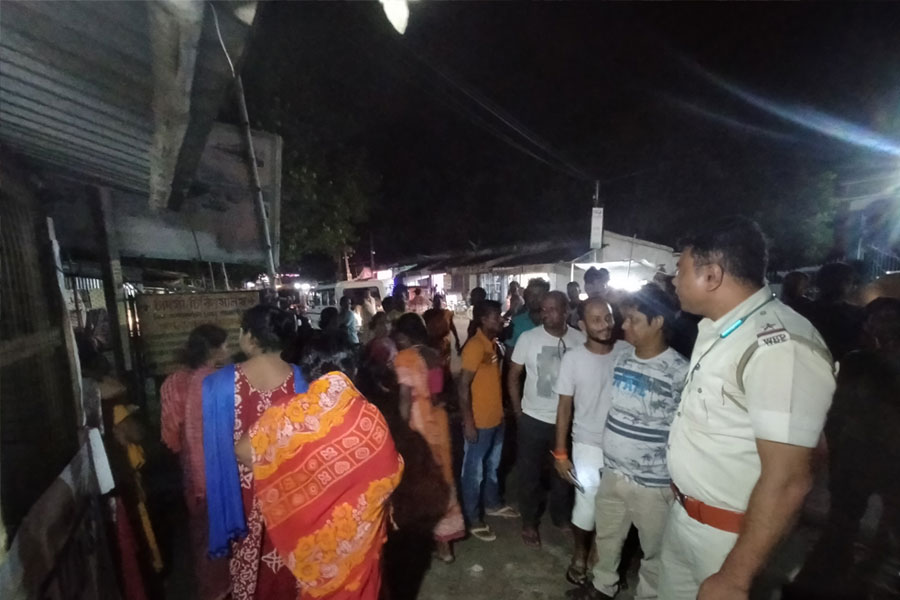 Alcohol sold in food shop in front of college at Tehatta Nadia, locals protest